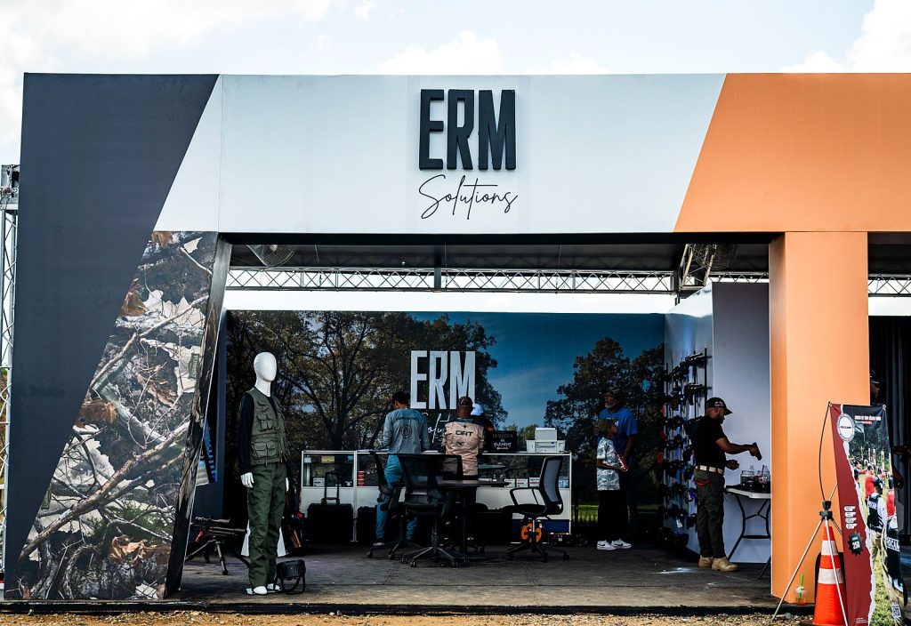 Stand de ERM Solutions en el Dominican Airgun Challenge, con rifles de aire comprimido en exhibición